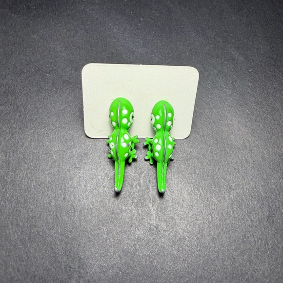 Green & White Lizard/Gecko Stud Earrings - Picture 4 of 10